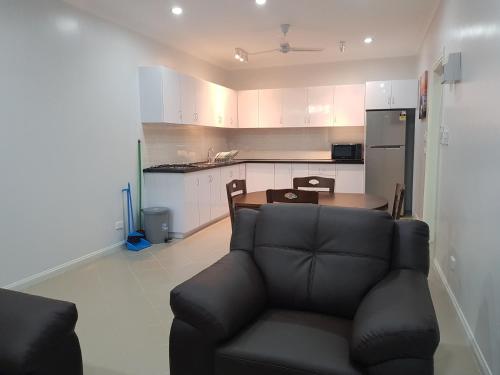 霍尼亚拉Prestige Apartments - Solomon Islands的带沙发的客厅和厨房