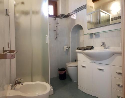 里奥马里纳卡普佩罗住宿加早餐旅馆的一间带水槽、卫生间和淋浴的浴室