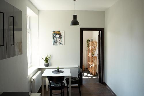 尤尔马拉Greenhouse Apartments的小型用餐室配有桌椅