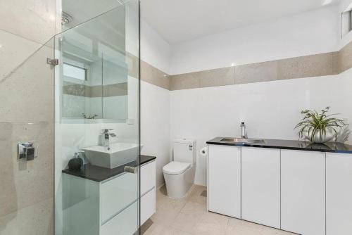 芒特甘比尔KENNEDY EXECUTIVE TOWNHOUSE的白色的浴室设有水槽和卫生间。