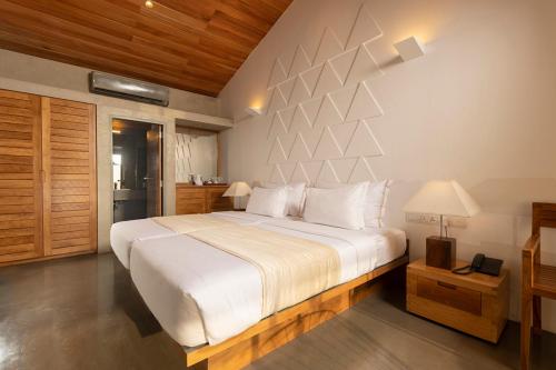 波隆纳鲁沃吉利托酒店的一间卧室配有一张带白色床单的大床