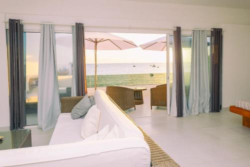 贝岛Etoile Blanche的一间卧室配有一张床,享有海滩美景