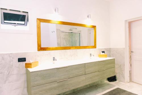 贝岛Etoile Blanche的一间带水槽和镜子的浴室