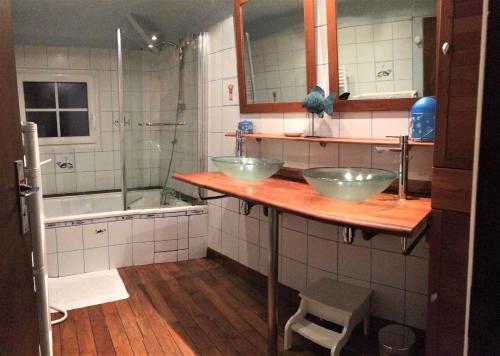 DhuizonGite de Sologne "les galoches"的浴室配有两个盥洗盆和浴缸。