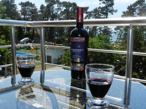 科布列季Hotel BellMar的一张桌子上坐着一瓶葡萄酒和一杯