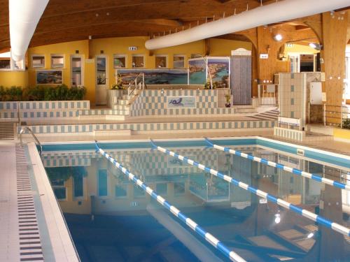 马达莱纳尼雷迪住宅酒店的大型建筑中的大型游泳池