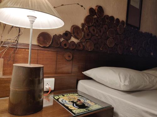 MarchulaMaatre Yoga Retreat的一间卧室配有一张床和一张带台灯的桌子