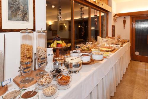 奥蒂塞伊Hotel Garni Vanadis的一条自助线路,上面有许多食物