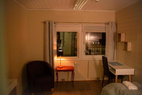 JakobselvVarangertunet bed & breakfast的客房设有窗户、桌子和灯