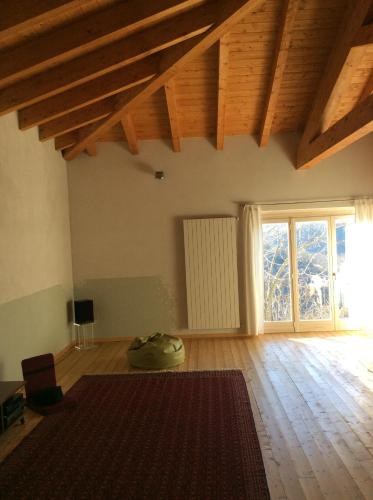 PrascoB&B Al Giardino Dei Mandorli的一间客厅,地板上铺有地毯,设有一个大窗户
