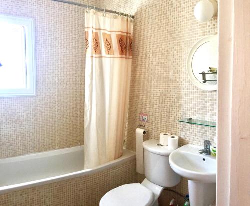 阿依纳帕Villa Lola的浴室配有卫生间、盥洗盆和浴缸。