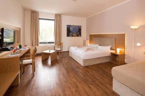 门兴格拉德巴赫西迪罗夫特T3酒店的配有一张床和一张书桌的酒店客房