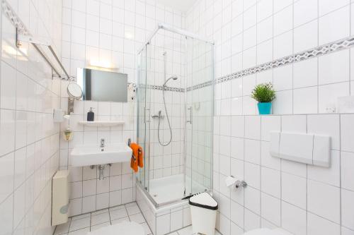 门兴格拉德巴赫西迪罗夫特T3酒店的带淋浴和盥洗盆的白色浴室