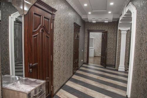 撒马尔罕Favorite apartment的走廊设有棕色门和条纹地板