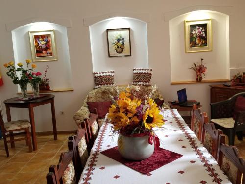 NemşaPensiunea Liana的用餐室,配有鲜花桌