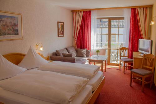 罗丁弗莱施曼潘森酒店的酒店客房带两张床和一个客厅