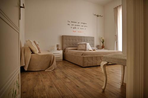 斯培西亚拉尔卡迪威B&B酒店的一间卧室配有一张床、一张沙发和一把椅子