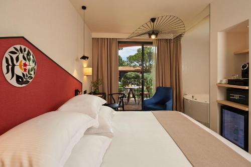 佩皮尼昂Villa Duflot Hôtel & Spa Perpignan的一间卧室设有一张红色墙壁的大床