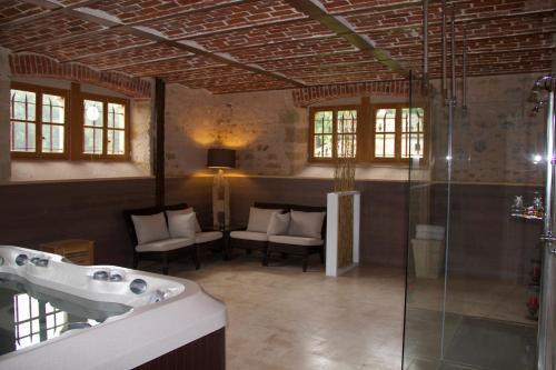 Lurcy-LévisChâteau de Béguin的带浴缸、水槽和淋浴的浴室