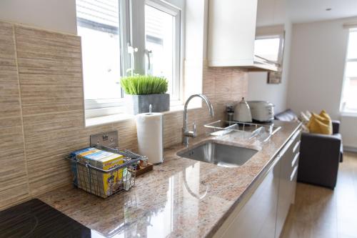 London Northwick Park Serviced Apartments by Riis Property的厨房或小厨房