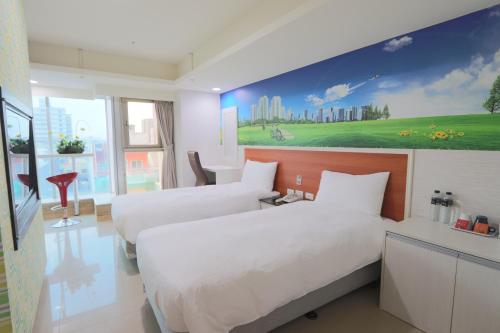 中坜以琳商务旅馆的酒店客房设有两张床,墙上挂有绘画作品