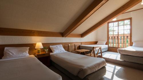 饭山市斑尾蓝莓宾馆的酒店客房设有两张床和窗户。