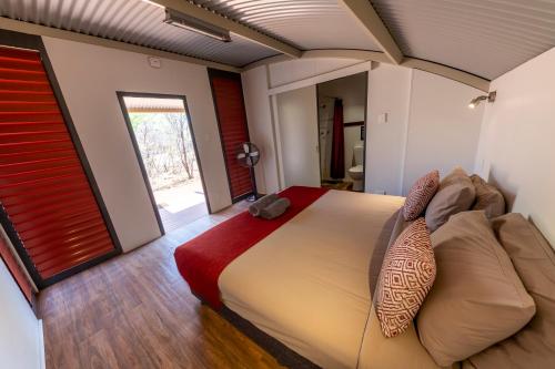 Turkey CreekBungle Bungle Savannah Lodge的一间卧室配有一张大床和一张沙发