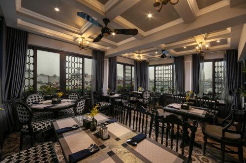 河内Hanoi Esplendor Hotel and Spa的餐厅设有桌椅和窗户。