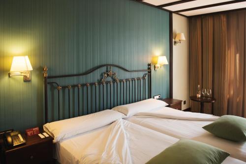 塔兰孔康普利约伊诺图里芬卡艾斯塔酒店的一间卧室配有一张带白色床单的大床
