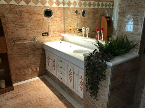 加的斯Bahía blanca SM的浴室设有白色水槽和镜子