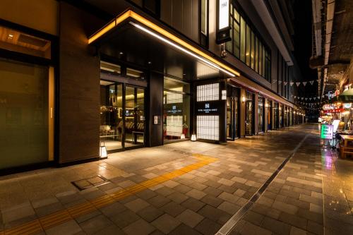 大阪Hotel Hanshin Annex Osaka的城市里一条空的街道