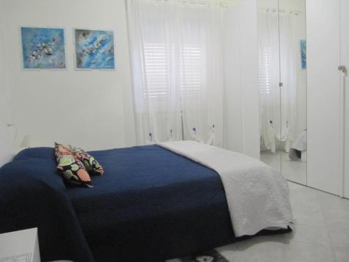 塞斯托-圣乔凡尼Casa Laura的一间卧室配有一张带蓝色毯子的床