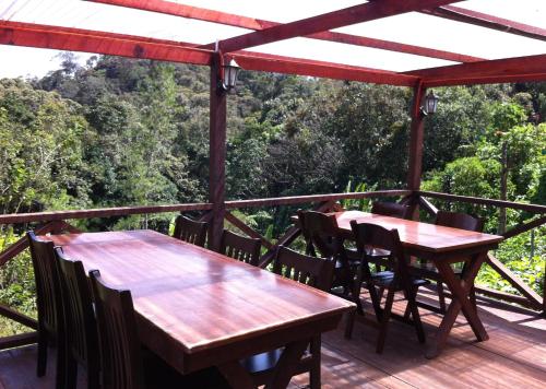 昆达桑山里度假村的甲板上配有两张木桌和椅子