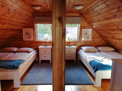 姆拉哥沃Na Soltyskiej的小木屋内一间卧室,配有两张床