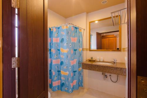 蔻立Khaolak Mohin Tara Resort - SHA Certified的带淋浴、水槽和镜子的浴室