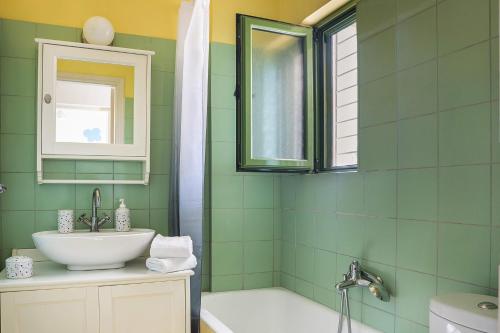凯特利奥斯Sea Apartment的绿色浴室设有水槽和浴缸
