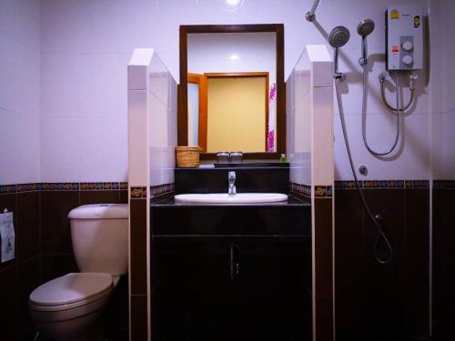 坤那宏酒店的一间浴室