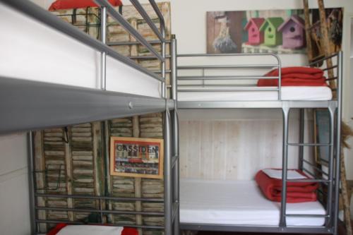 卡西斯Au Petit chez Soi的客房内的两张双层床