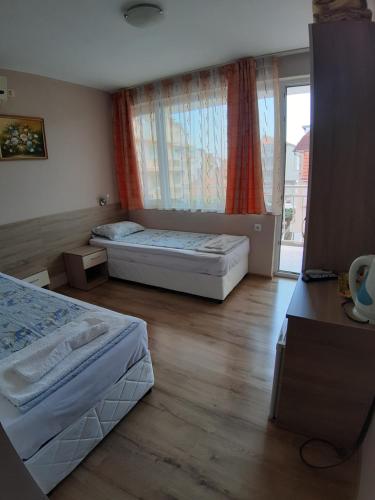 内塞伯尔Guest House Diamandievi的一间卧室设有两张床和大窗户