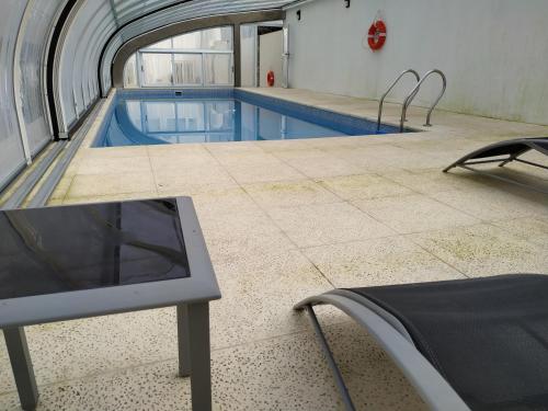 内科切阿Departamento Casa del Parque的带有立体声的建筑物内的游泳池