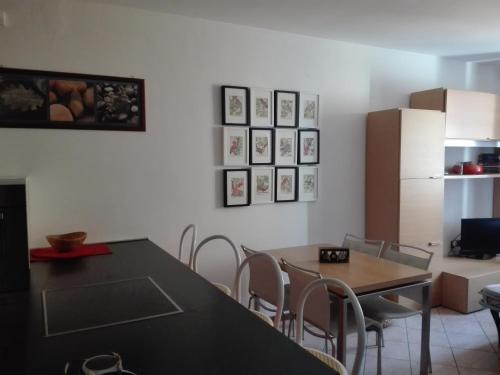 托尔博莱Appartamento a due passi dal lago的厨房以及带桌椅的用餐室。