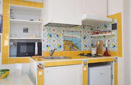 维耶特里LA SCALINATELLA -vista mare-的厨房配有水槽和微波炉