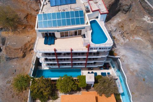 明德卢Blue Marlin Hotel的享有带游泳池的大楼的顶部景致