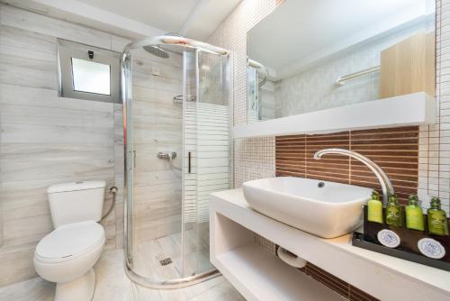 卡拉马孔水晶海滩酒店的浴室配有卫生间、盥洗盆和淋浴。