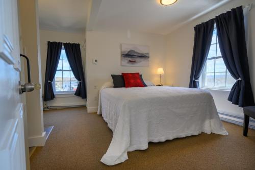 巴德克电报之家汽车旅馆的卧室配有白色的床和2扇窗户。