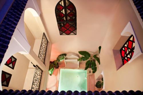 马拉喀什里亚德乐红宝石酒店的教堂的走廊,有彩色玻璃窗