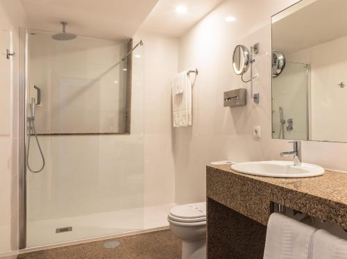 波尔图博维斯塔酒店的带淋浴、卫生间和盥洗盆的浴室