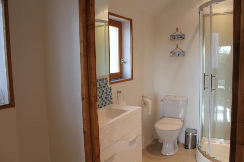Le Mesnil-VillemanMarion's Cottage的浴室配有卫生间、盥洗盆和淋浴。