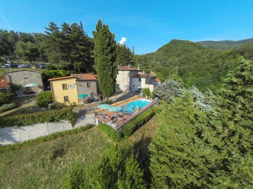VernioAgriturismo Corboli的享有房子和游泳池的空中景致