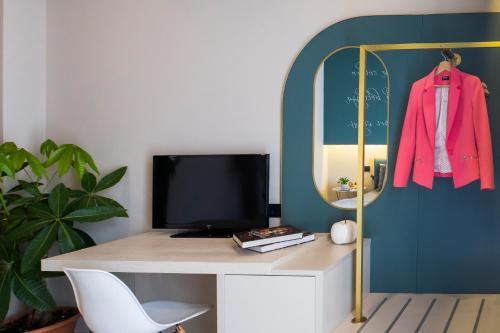 庞特卡格纳诺欧洲酒店的客房设有一张带电脑和镜子的书桌